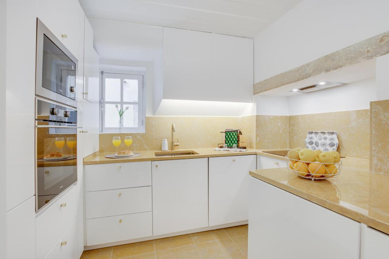 Golden Cage Chiado - Charm Historic And Cozy Apartment Lisbon Bagian luar foto
