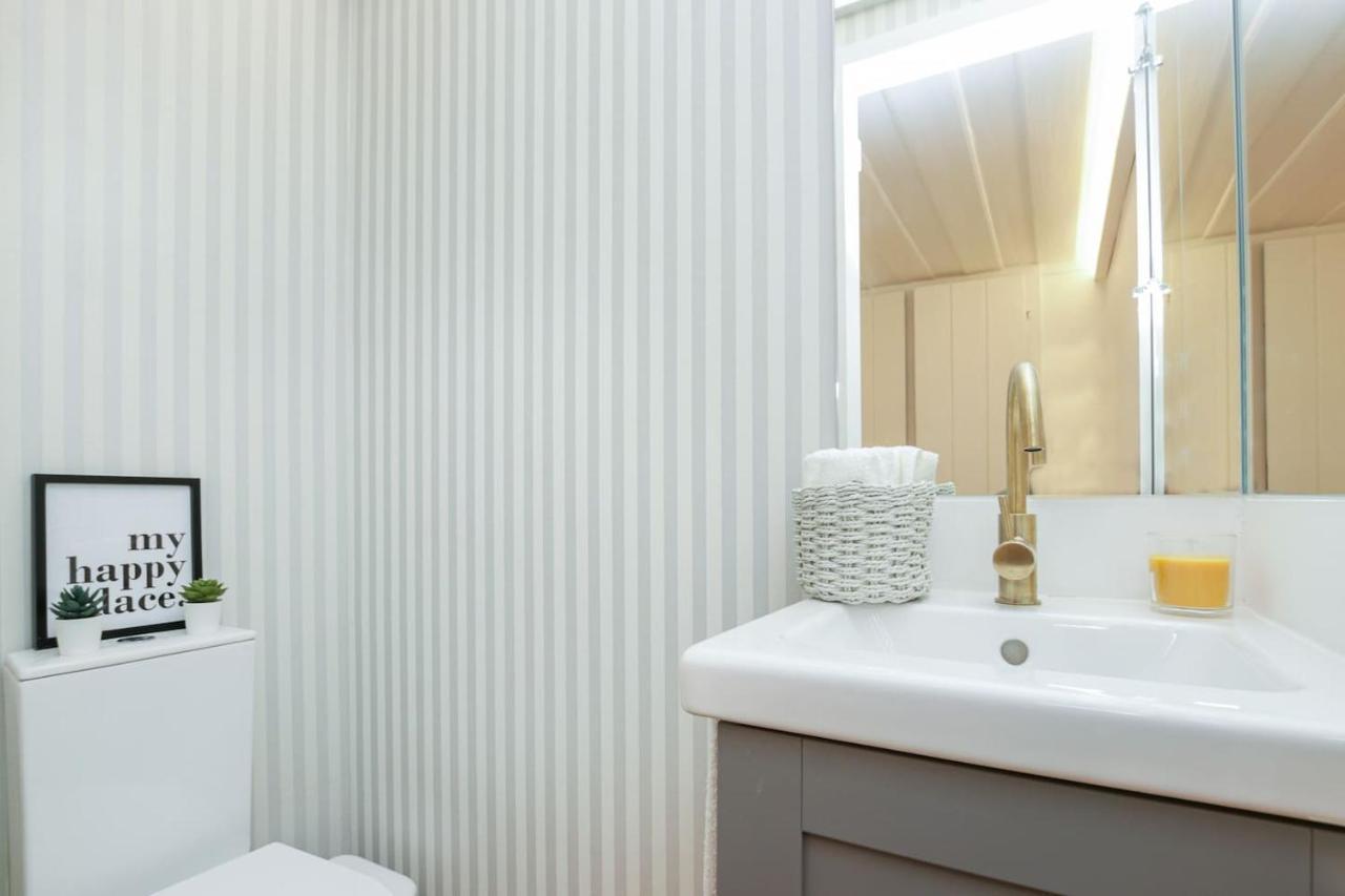Golden Cage Chiado - Charm Historic And Cozy Apartment Lisbon Bagian luar foto