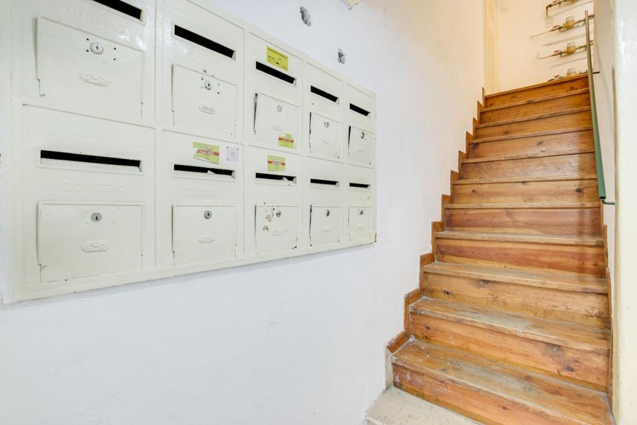 Golden Cage Chiado - Charm Historic And Cozy Apartment Lisbon Bagian luar foto