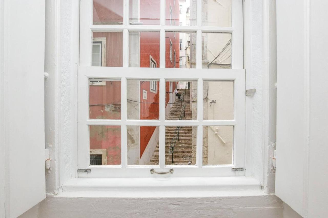 Golden Cage Chiado - Charm Historic And Cozy Apartment Lisbon Bagian luar foto