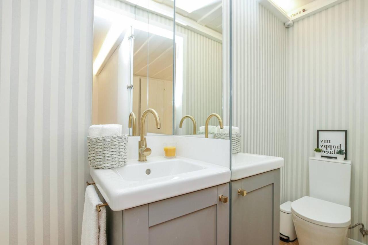 Golden Cage Chiado - Charm Historic And Cozy Apartment Lisbon Bagian luar foto
