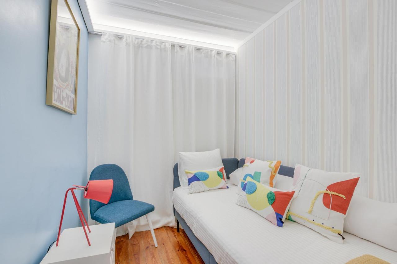 Golden Cage Chiado - Charm Historic And Cozy Apartment Lisbon Bagian luar foto