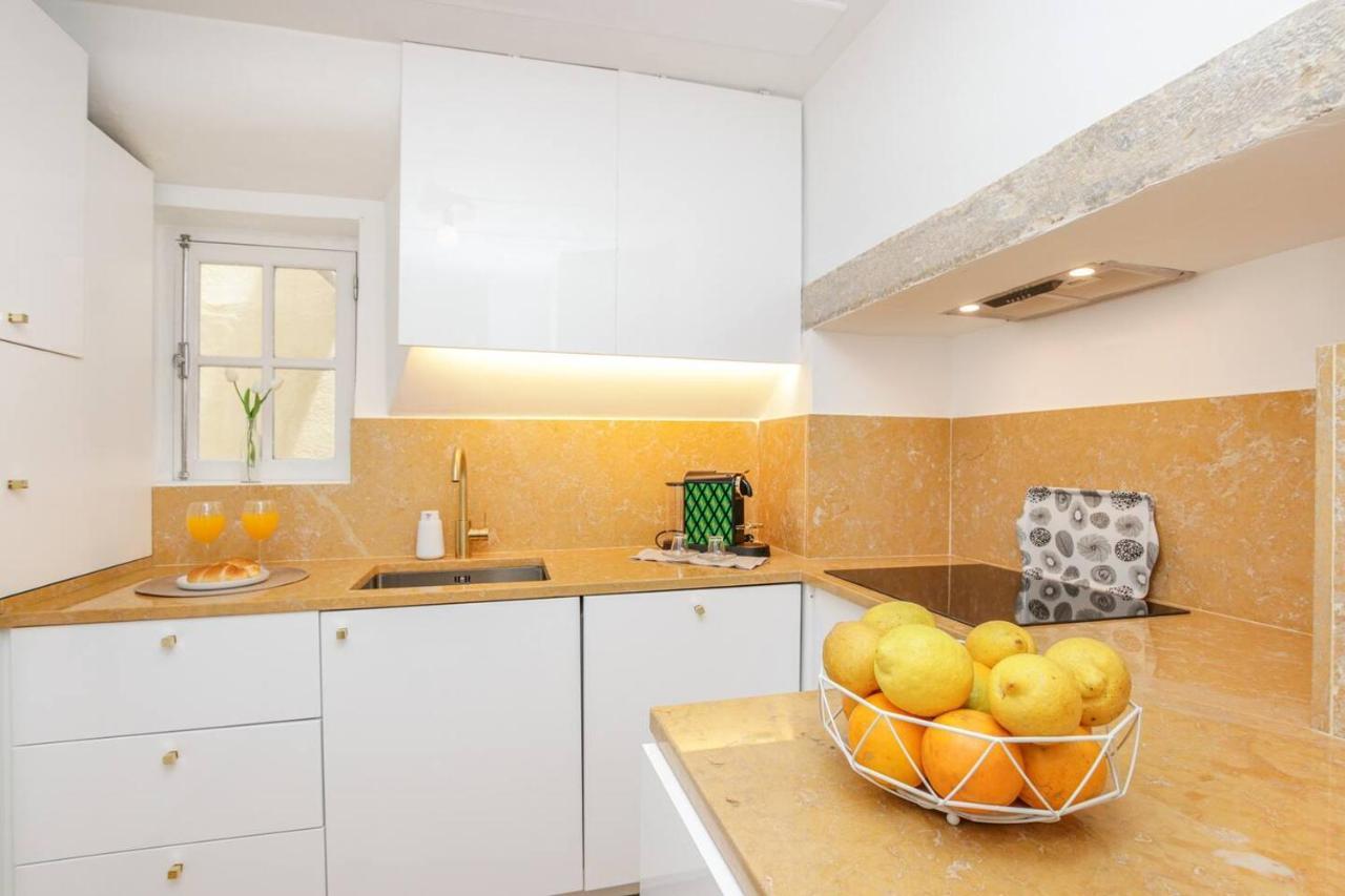 Golden Cage Chiado - Charm Historic And Cozy Apartment Lisbon Bagian luar foto